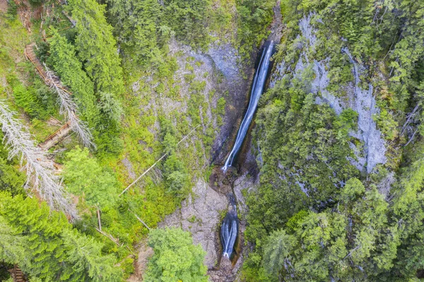 Wasserfall im grünen Canyon — Stockfoto