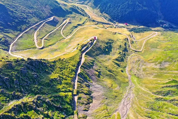 Vista acima da estrada de verão na montanha rochosa — Fotografia de Stock