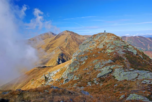 En otoño cumbre de montaña — Foto de Stock