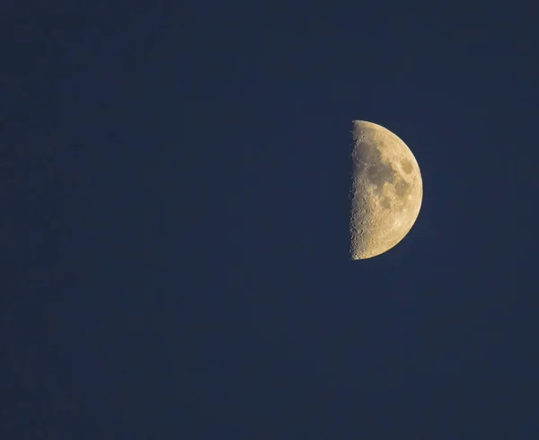 Media Luna sobre fondo oscuro — Foto de Stock