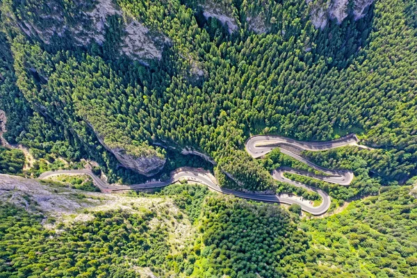 Vista acima da estrada sinuosa de montanha — Fotografia de Stock
