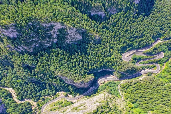Rocky Mountain en kronkelende weg, boven uitzicht — Stockfoto