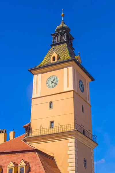 Relógio torre anb céu azul atrás — Fotografia de Stock