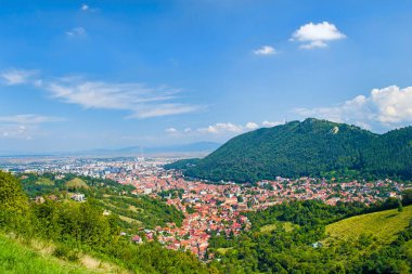 Romanya 'daki şehir manzarası. Brasov 'un güzel dağ şehri, şehrin ön plandaki eski bölümü.