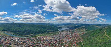 Yukarıdan bakan küçük bir dağ kenti, Romanya 'daki Piatra Neamt şehri