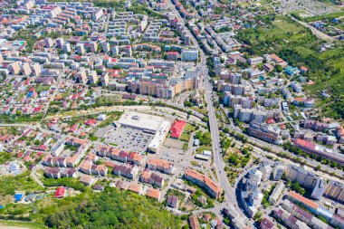 Romanya 'nın Piatra Neamt kentsel manzarası, yaz boyunca manzaranın üzerinde