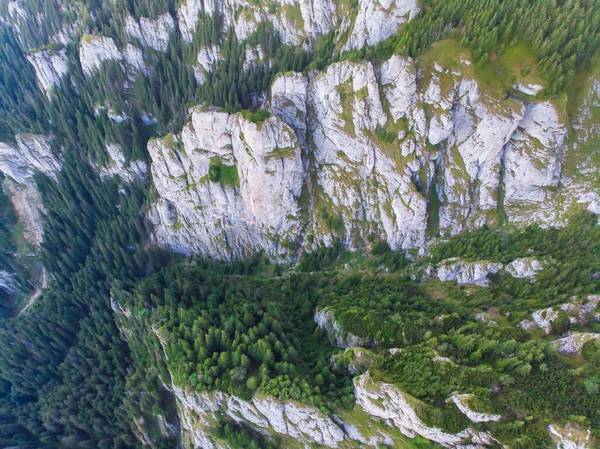 Powyżej Widok Skalisty Krajobraz Górski Ogromne Skały Zielony Las Lecie — Zdjęcie stockowe