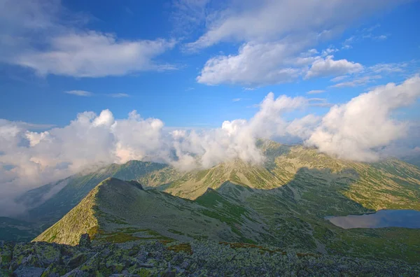 Літній Гребінь Хмарами Румунських Карпатах — стокове фото