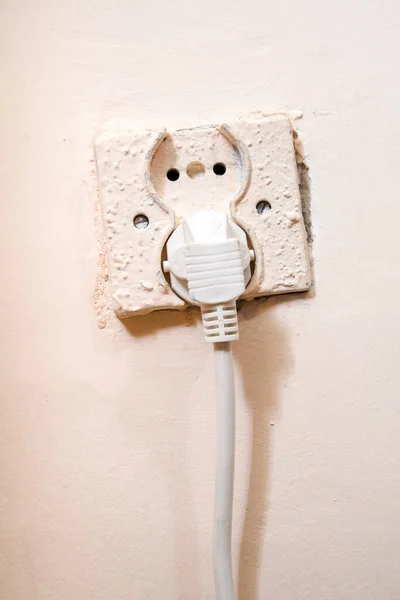 Elektrik Kablosu Takılı Eski Bir Priz — Stok fotoğraf