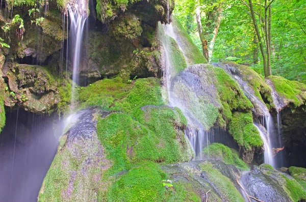 Fließendes Wasser Auf Felsen Und Grünem Moos Besnita Wasserfall Den — Stockfoto