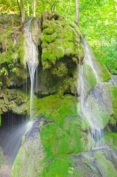 Letní Vodopád Lese Tekoucí Voda Skalách Mechu Vodopád Beausnita Rumunských — Stock fotografie