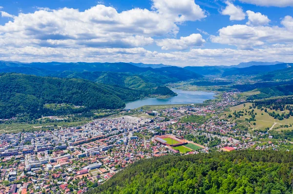 ルーマニアの空中山岳都市の景色 美しいエリアのピアトラ ネアムト市の夏の風景 — ストック写真