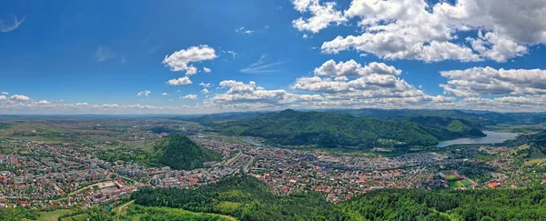 Panorama Vista Cidade Montanha Romênia Piatra Neamt Paisagem Urbana Verão — Fotografia de Stock