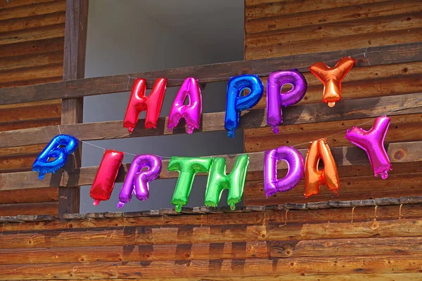 Feliz Aniversário Balões Mensagem Pendurar Uma Corda — Fotografia de Stock