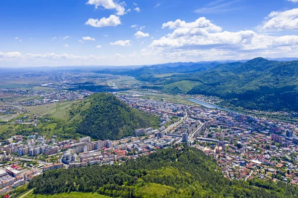 ルーマニアの山の谷の空中夏の都市 ピアトラ上記から見たネアムト市 — ストック写真