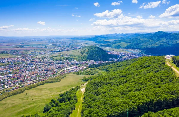 ルーマニアの夏の間の空中山岳都市 ピアトラのパノラマビューネアムト市 — ストック写真