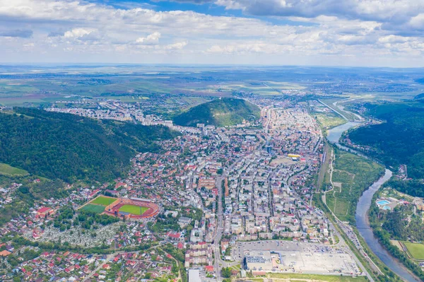 Vista Aérea Cidade Durante Verão Piatra Neamt Vista Cima Romênia — Fotografia de Stock