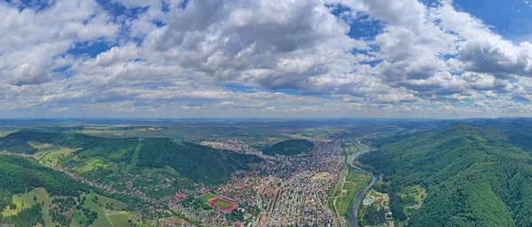 Luftstadt Umgeben Von Grünen Wäldern Piatra Neamt Stadt Rumänien Sommer — Stockfoto