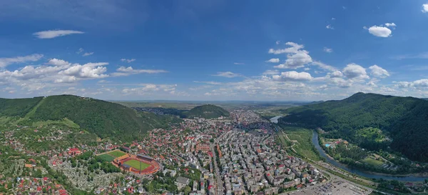 Letní Horské Město Shora Letecký Pohled Město Piatra Neamt Rumunsku — Stock fotografie