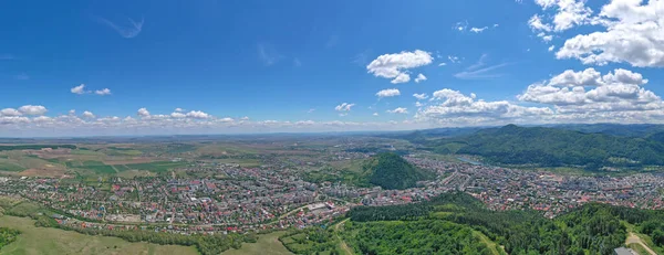 Vista Aérea Cidade Montanha Verão Vista Acima Cidade Floresta Verde — Fotografia de Stock