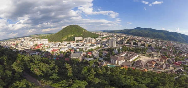 Letecký Pohled Horské Město Létě Město Piatra Neamt Rumunsko Zelené — Stock fotografie