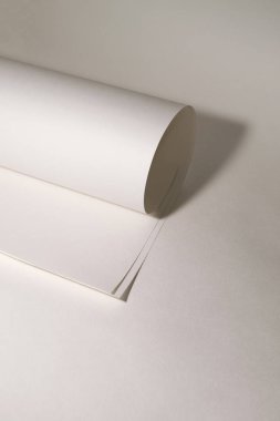 Beyaz arkaplanda beyaz bir sayfa