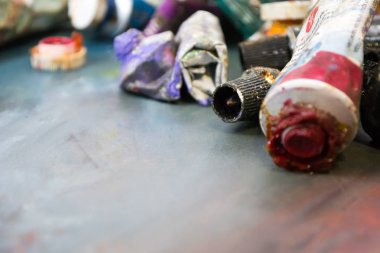 Bir tüp kirli bir palette parlak yağlı boya. Kullanılan boyalar.