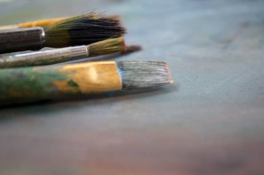 Fırçalar paleti üzerinde çizmek için