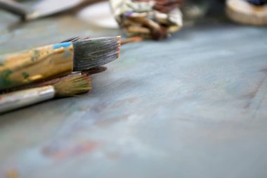 Bir tüp kirli bir palette parlak yağlı boya. Kullanılan boyalar.