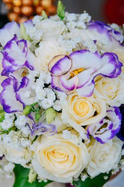 Gelin parlak buket üzerinde altın alyans
