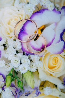 Gelin parlak buket üzerinde altın alyans