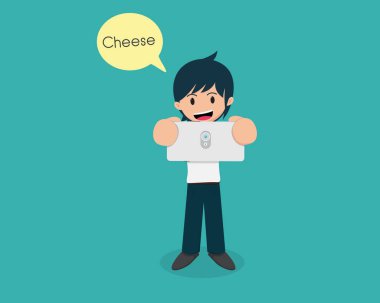 Akıllı telefon Holding adam ve bir fotoğraf çekmek. Peynir deyin.