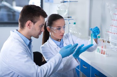 Karşılıklı yardım. İki genç bakış açısı bilim adamları araştırma ve üzerinde konsantre laboratuvar çalışma.