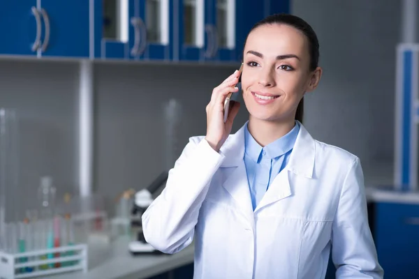 Buone Notizie Giovane Simpatico Scienziato Carino Piedi Laboratorio Parlare Cellulare — Foto Stock