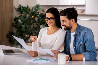 Fikirlerinizi paylaşın. Mutfakta oturuyor ve onların iş planlaması sevgi dolu çift