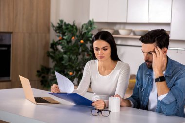 Ciddi sorunları. Aile iş ile ilgili sorunlar yaşıyorsanız ve mutfakta oturmuş ponponsuz genç çift