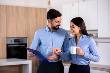 Sevinç dolu. Neşeli pozitif arkadaşları onların iş projesi mutfakta tartışıyor