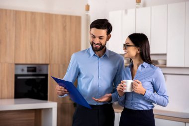 Sadece bak. Neşeli youing iş arkadaşları mutfakta fikirlerini tartışıyor