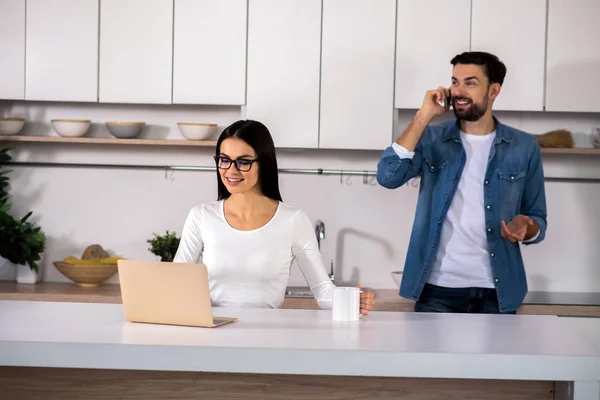 Navega Por Web Alegre Hermosa Mujer Usando Computadora Portátil Mientras —  Fotos de Stock