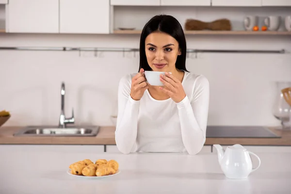 Disfruta Sabor Deliciosa Mujer Atractiva Bebiendo Mientras Descansa Cocina — Foto de Stock