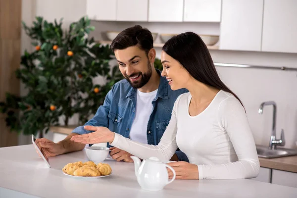 Tetszik Vidám Szép Pár Tabletta Használata Közben Asztalnál Konyhában — Stock Fotó