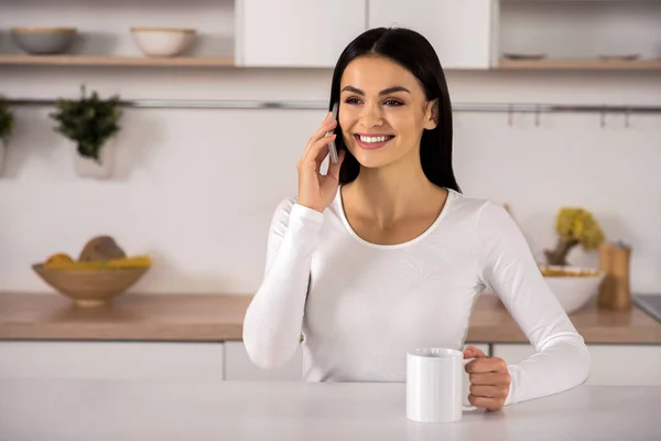 Lleno Alegría Jovencita Alegre Atractiva Hablando Por Teléfono Inteligente Mientras — Foto de Stock