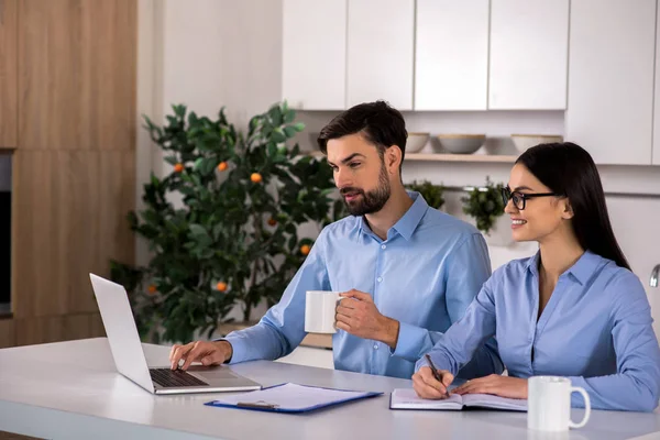 Una Mirada Inteligente Cintura Para Arriba Alegres Jóvenes Colegas Negocios — Foto de Stock