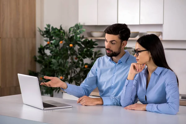 Expresa Idea Colaboradores Profesionales Que Utilizan Portátil Mientras Trabajan Proyecto —  Fotos de Stock