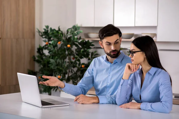 Qué Parece Jóvenes Colegas Negocios Activos Sentados Cocina Mientras Discuten — Foto de Stock