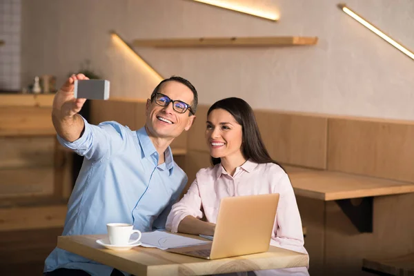 Retrato Empresarios Felices Tomando Selfie Teléfono Inteligente Cafetería — Foto de Stock