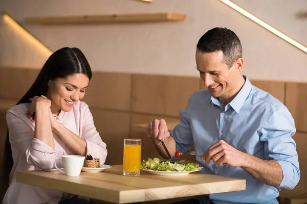 Leende Affärsman Och Affärskvinna Med Lunch Café Tillsammans — Stockfoto