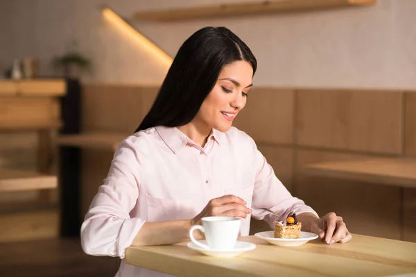 Portrait Une Jolie Femme Affaires Mangeant Gâteau Avec Café Dans — Photo