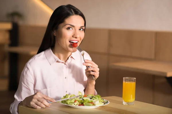 Retrato Mujer Negocios Caucásica Comiendo Ensalada Fresca Cafetería Mirando Cámara — Foto de Stock