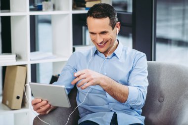 mutlu işadamı dijital tablet ile görüntülü sohbet kullanarak sahip el hareketi